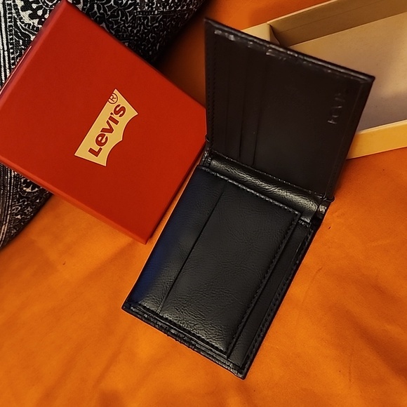 NWT/B Mens Levi's Mens Wallet. - Picture 5 of 14